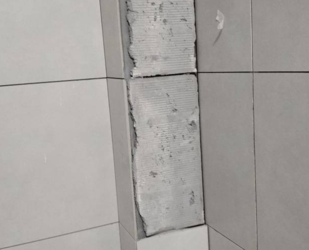 北林瓷砖空鼓维修公司分享下瓷砖施工前基层浇水润湿程度不足，可能导致以下问题